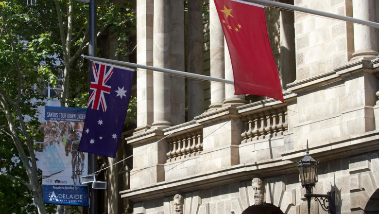 Drapelele Australiei și Chinei arborate pe o clădire din Adelaide
