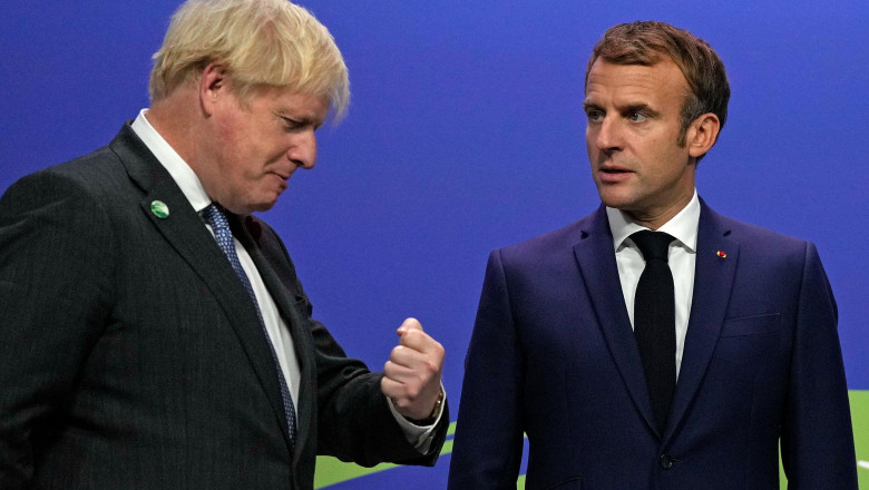 Emmanuel Macron gesticulează vorbind cu Boris Johnson