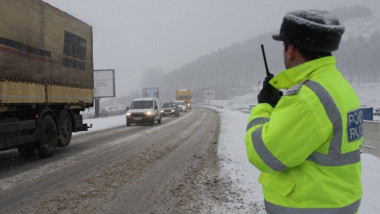 politist in tradic in conditii de iarna cu zapada