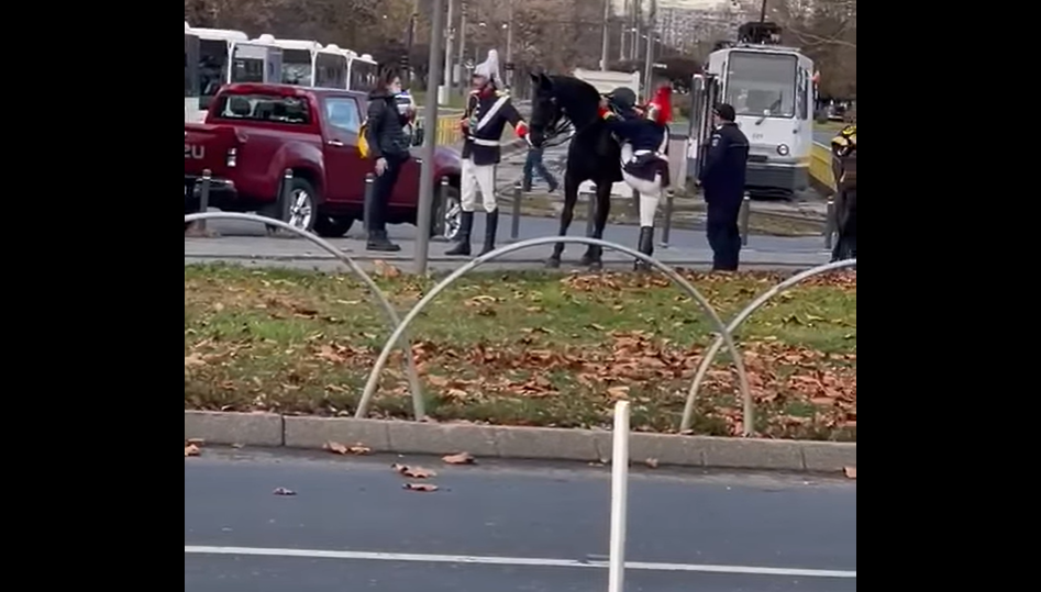 Reacția Jandarmeriei după ce un jandarm a fost filmat cazând de pe cal înaintea paradei de 1 decembrie