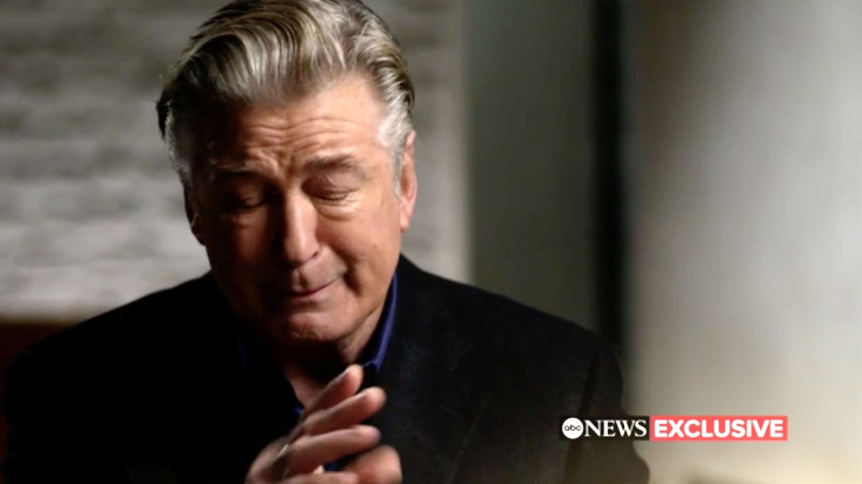 Alec Baldwin a izbucnit în lacrimi la primul interviu după moartea Halynei Hutchins: „Nu am apăsat pe trăgaci”