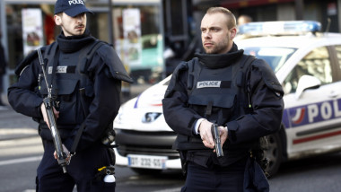 Polițști francezi cu arme.