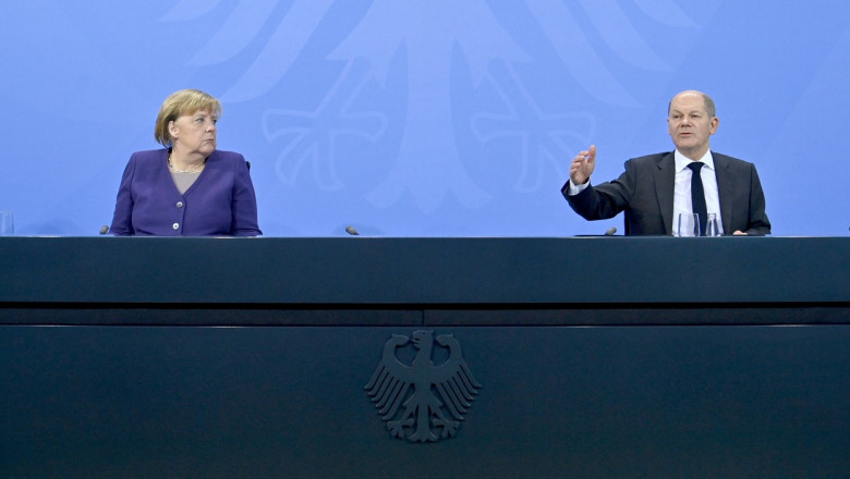 cancelarul Angela Merkel și succesorul ei, Olaf Scholz in timpul unei conferinte de presa