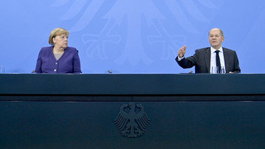 cancelarul Angela Merkel și succesorul ei, Olaf Scholz in timpul unei conferinte de presa