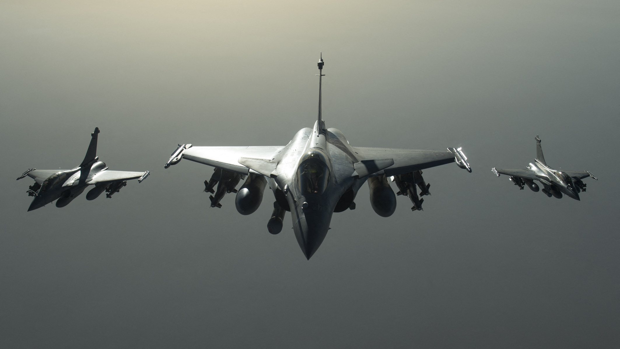 Franța vinde Emiratelor Arabe Unite 80 de avioane de luptă Rafale și 12 elicoptere Caracal