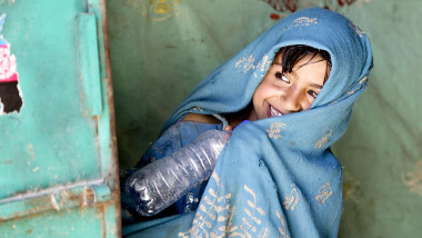 fată afgană zâmbind