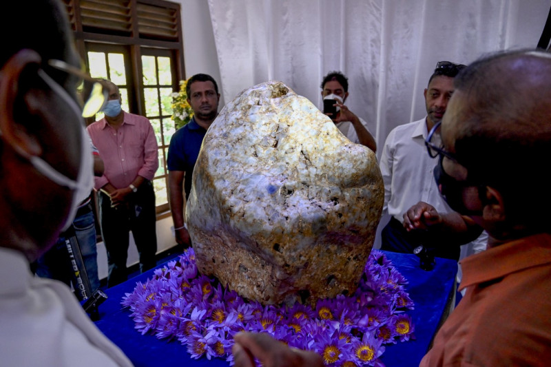 Un uriaş safir natural albastru de 310 kilograme, prezentat în Sri Lanka
