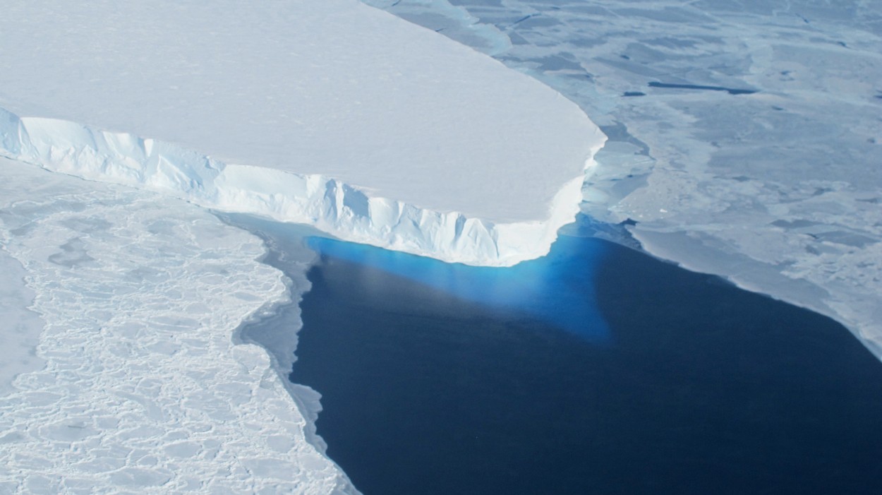 O parte a unuia dintre cei mai mari ghețari din Antarctica s-ar putea sparge „ca un parbriz de mașină” în următorii 10 ani