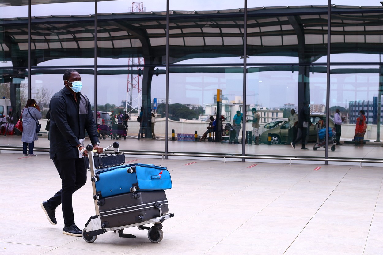 Aeroportul internațional care amendează companiile aeriene dacă transportă pasageri nevaccinați