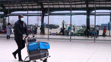 Aeroportul Internațional Kotoka din Ghana., terminalul sosiri un barbat cu bagaj