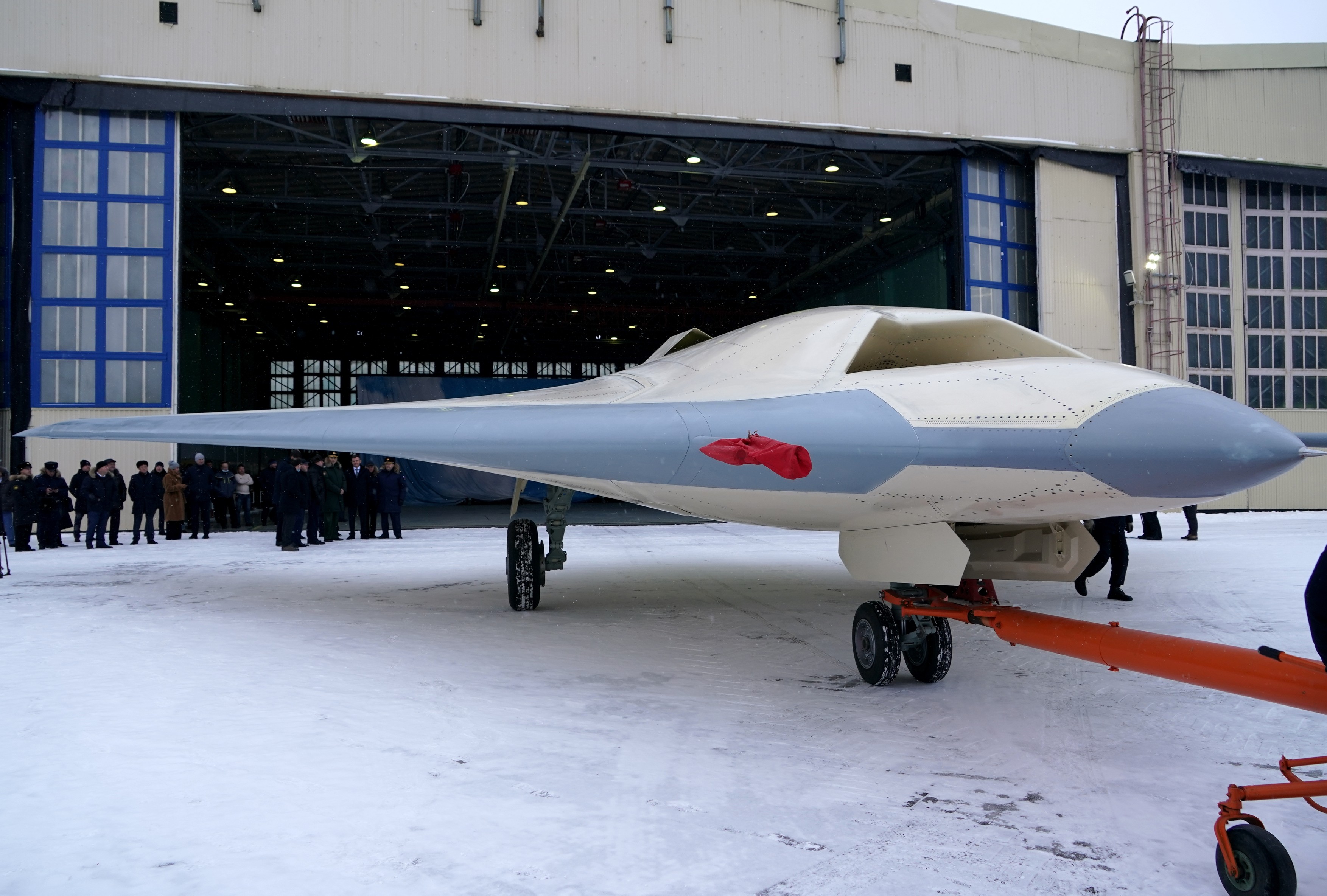 Noul „spărgător de fronturi” al lui Vladimir Putin. Rusia a prezentat „Vânătorul”, ultimul model de dronă militară invizibilă