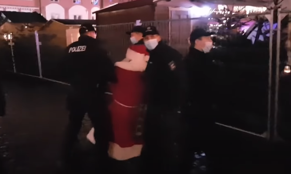 VIDEO. „Moș Crăciun”, reținut de polițiști pentru că nu purta mască