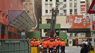 pompieri cu scara la cladirea wtc din hong kong, unde a izbucnit un incendiu