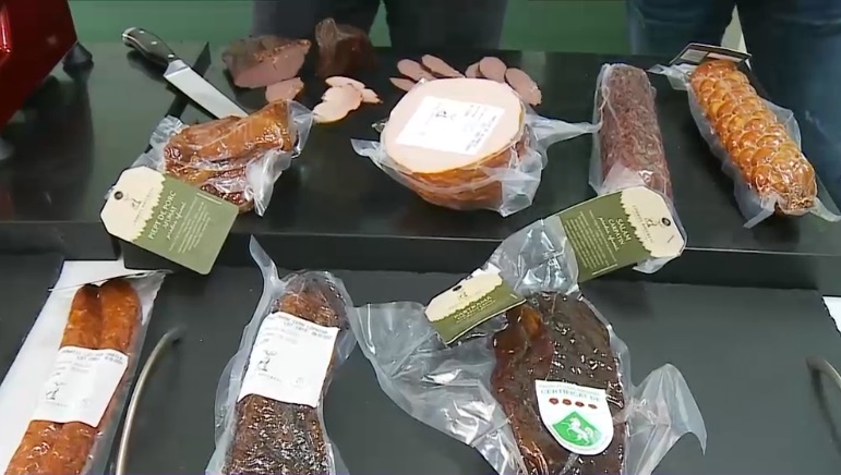 Pentru că pe piață nu e suficientă carne de porc, producătorii de mezeluri au găsit altă soluție. Ce ar putea conține noile produse