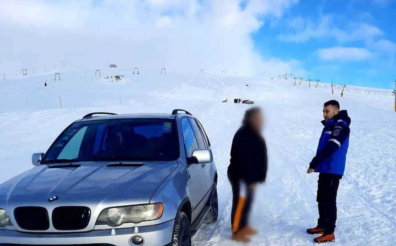 Doi bărbaţi au rămas blocați în zăpadă cu SUV-urile pe pârtia de schi din staţiunea Muntele Mic. Au fost amendați cu 2.000 de lei