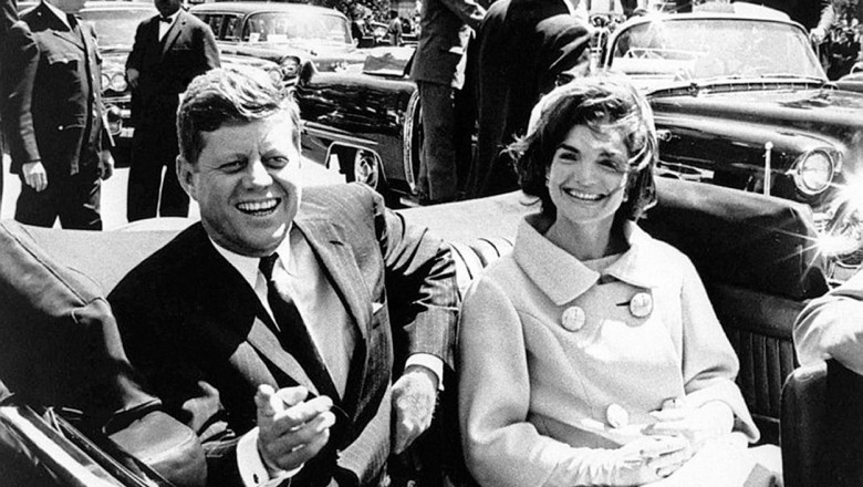 John F. Kennedy și Jacqueline Kennedy în mașină înainte de asasinat