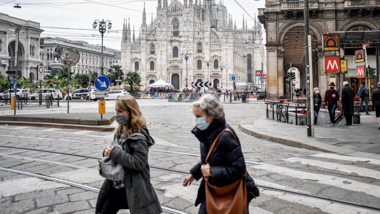 Oameni pe stradă în Italia.