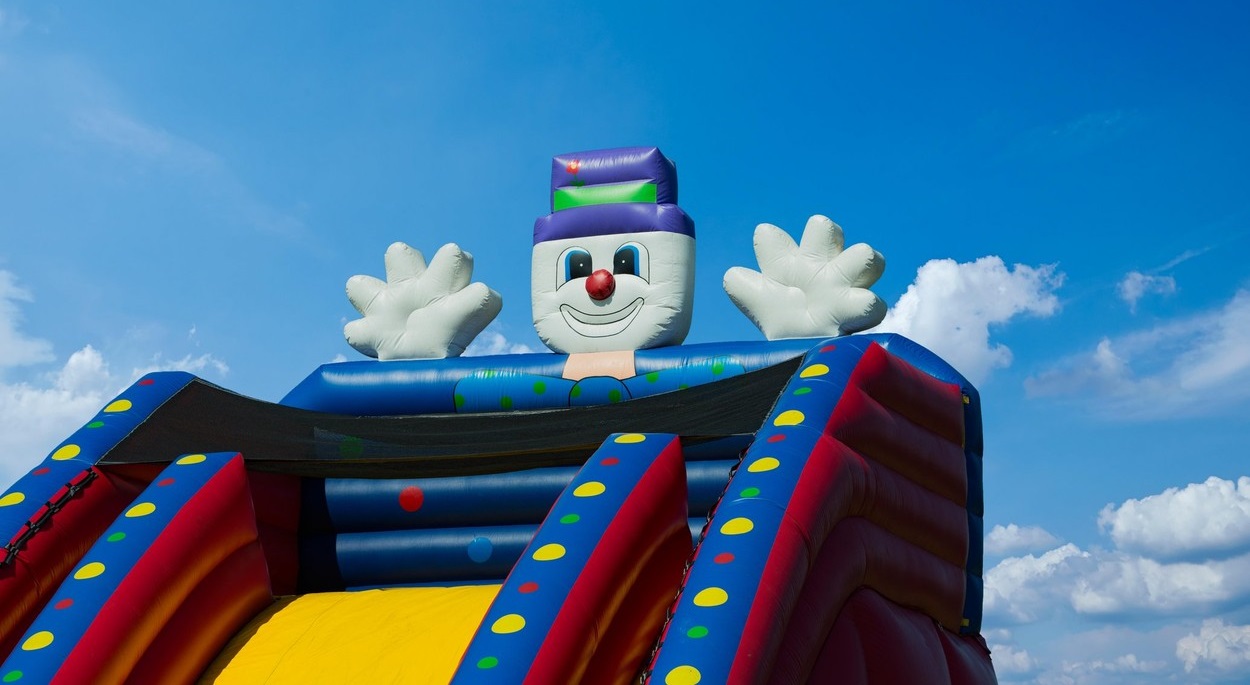 4 copii au murit și 5 au fost răniți după ce un castel gonflabil a fost luat pe sus de vânt, la o serbare școlară în Australia