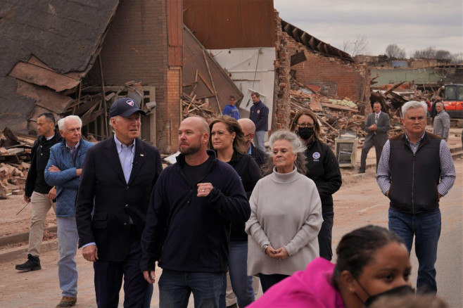 Joe Biden i-a vizitat pe sinistraţii din Kentucky.