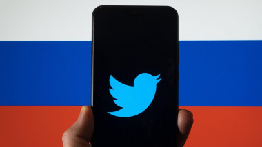 telefon cu sigla twitter cu steagul rusiei pe fundal