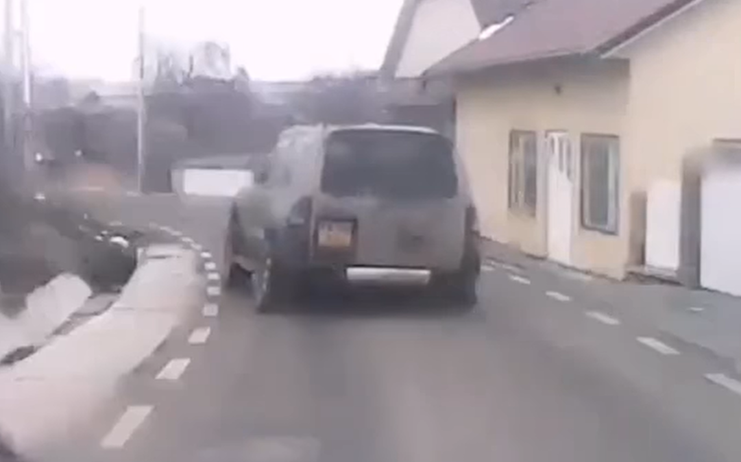 Un șofer de 22 de ani a fost oprit cu gloanțe în cauciucuri după ce a fugit de poliție pentru că nu avea ITP și RCA