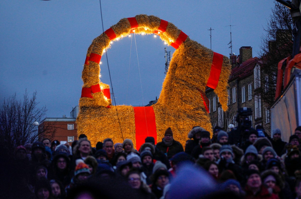 Țapul festiv din Gavle, atacat de 38 de ori de la apariție, a fost incendiat din nou