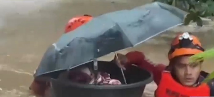 Inundații majore în Filipine, după un super-taifun. Salvatorii au pus un bebeluș într-un lighean pentru a-l salva
