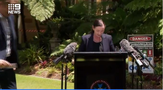 Un oficial australian nu și-a întrerupt conferința, deși avea un păianjen uriaș pe picior: „Să mă anunţaţi când mi se urcă pe față”
