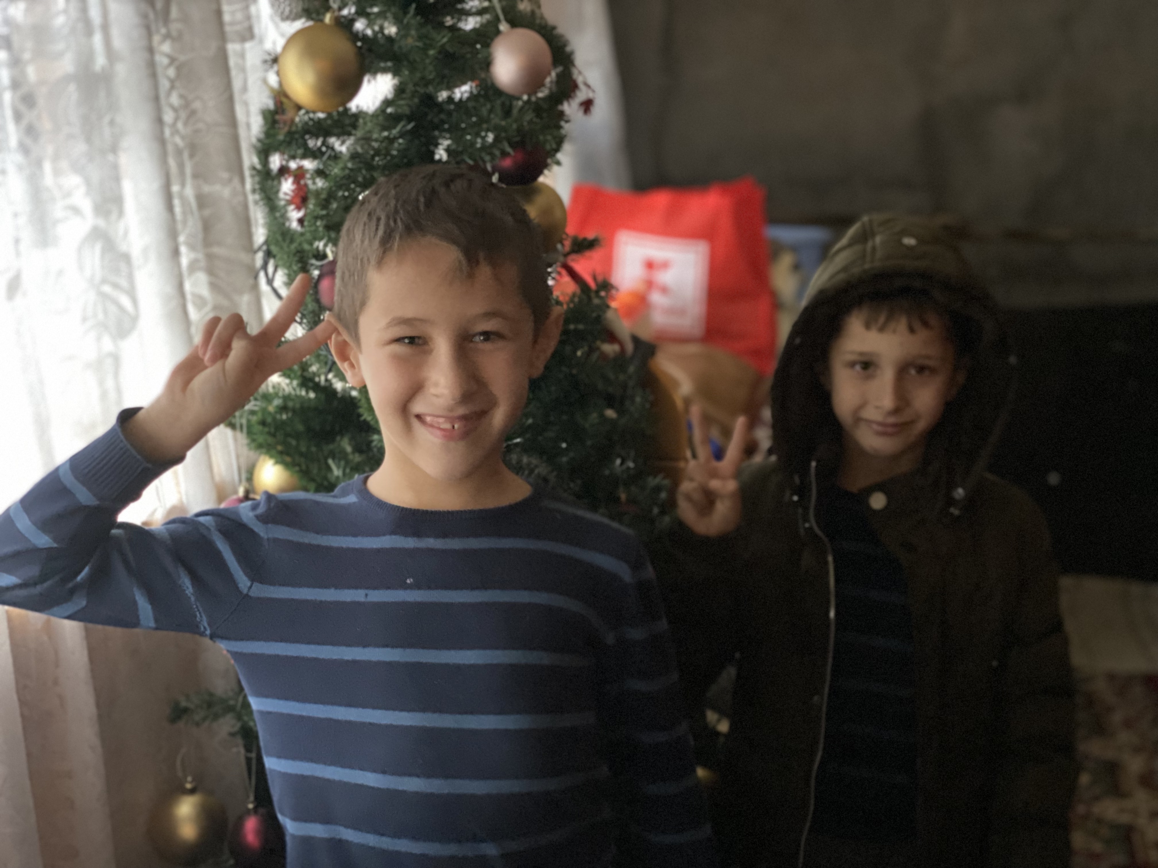 Cât de departe este Crăciunul de părinții care își cresc singuri copiii. O mamă crește singură cinci fete, iar o alta doi băieți
