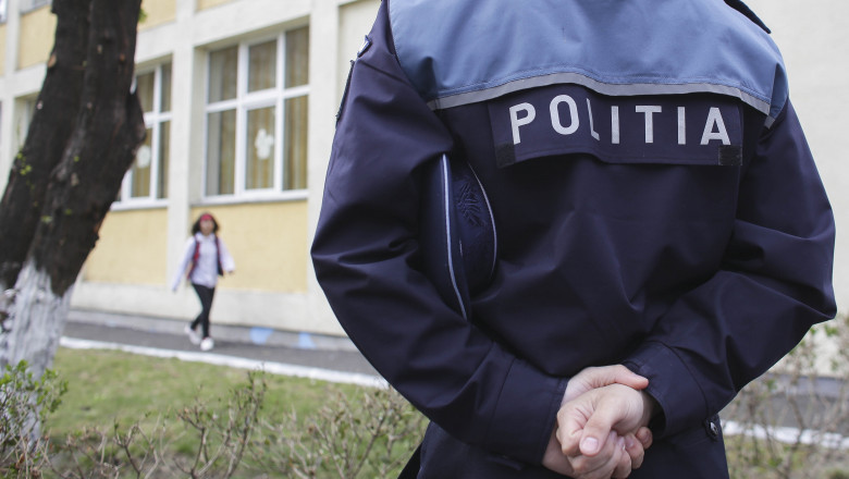 Profesor de religie, acuzat că le-a spus elevelor că femeile "merită să fie violate dacă se îmbracă indecent"