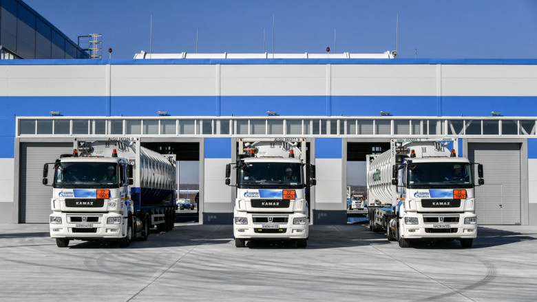 camioane kamaz la un centru logistic al gazprom