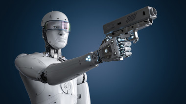 robot umanoid cu un pistol in mana