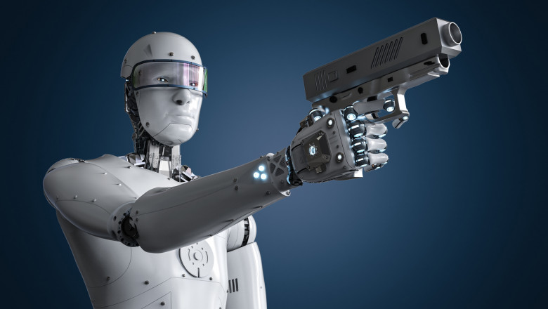 robot umanoid cu un pistol in mana