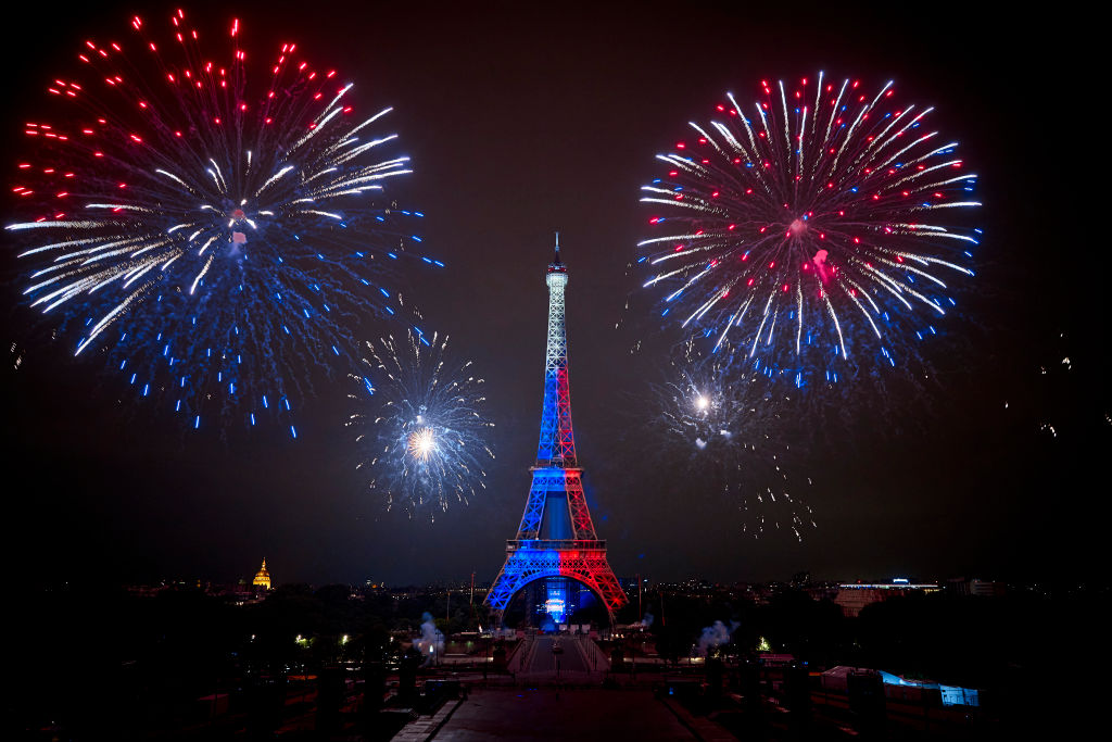Franța interzice petrecerile în stradă și focurile de artificii de Revelion. Castex: „Al cincilea val e deja aici”