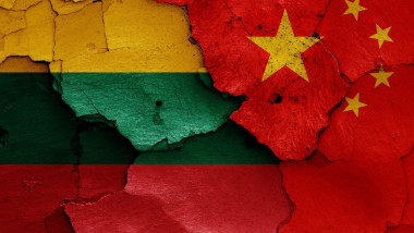 pereti scorojiti de vopsea in culorile steagurilor lituaniei si chinei