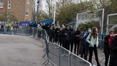 Coadă la vaccinare anti-coronavirus la Stamford Bridge