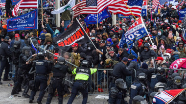 multime furioasa cu steaguri sua atacnd politia pe 6 ianuarie, la capitoliu