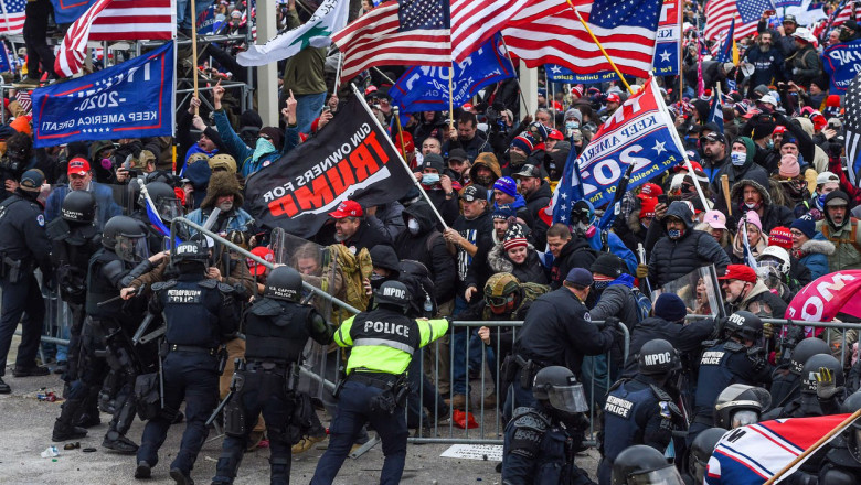 multime furioasa cu steaguri sua atacnd politia pe 6 ianuarie, la capitoliu
