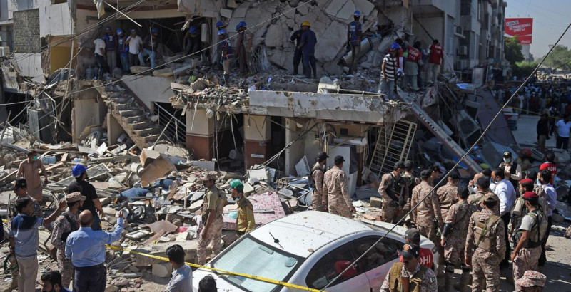 Clădire distrusă de explozie în Pakistan