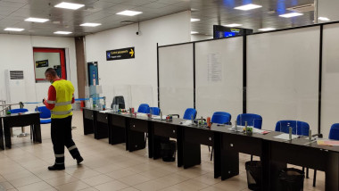 birouri si scaune goale pentru triaj pe aeroport
