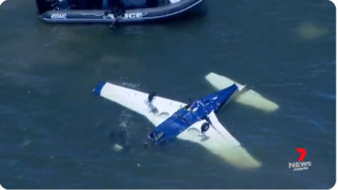 avion mic cazut in apa cu rotile in sus