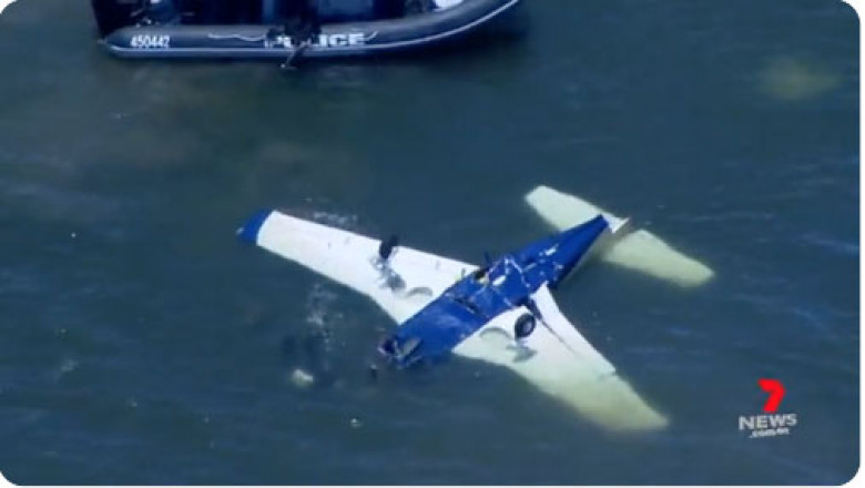 avion mic cazut in apa cu rotile in sus