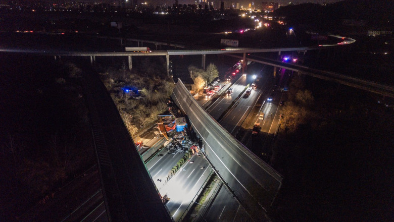 vedere de sus noaptea cu podul prabusit peste autostrada in china