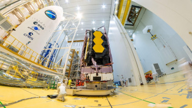 Telescopul JWST încărcat în modulul Ariane care îl va duce în spațiu