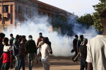 protestatari și gaze lacrimogene