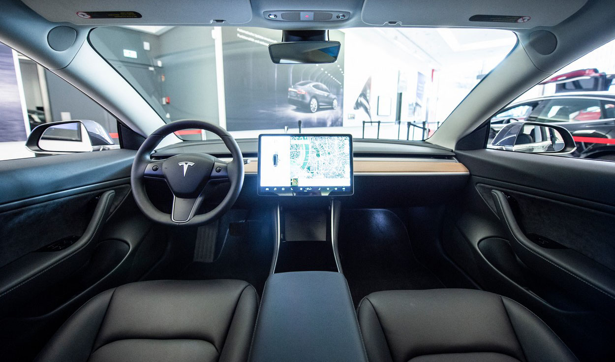 O americancă a născut pe scaunul din față al unei mașini Tesla aflată pe funcția autopilot