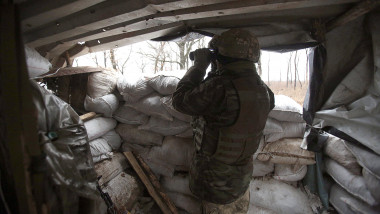 Un soldat al forțelor militare ale Ucrainei supraveghează frontul separatist din zona de Est a țării