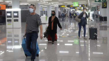 Pasageri cu mască pe un aeroport.