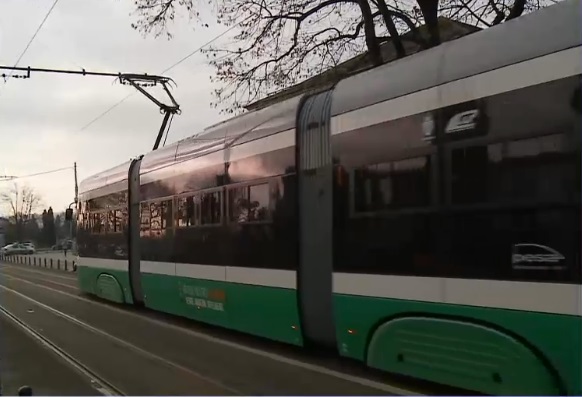 Tramvaiele ultramoderne de la Iași rămân blocate la frig. Vatmanii trebuie să curețe manual gheața de pe firele de contact