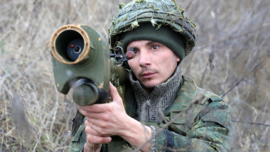 Soldat separatist din Ucraina cu arma pe umăr